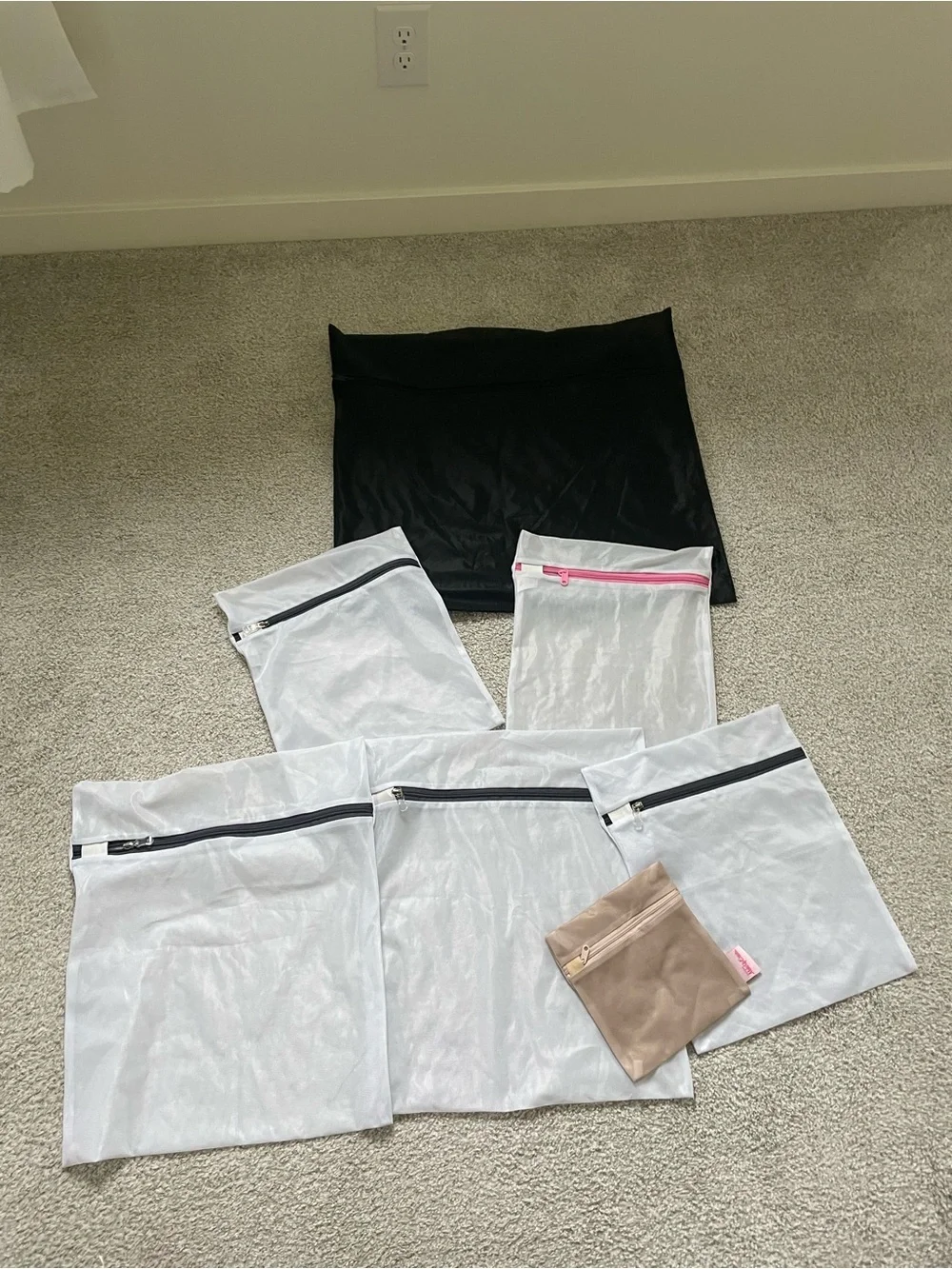 Set of 7 Mesh Laundry Bags with Zippers - White, Black, Beige